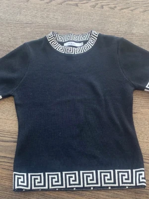 Topp raglady by tara - Såå fin topp från raglady by tara i nyskick. Passar mig som har XS/S i tröjor men även M då den är stretchig i matrealet💗