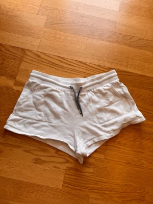 Vita mjuka shorts med snörning - Vita mjukis shorts med fickor på framsidan