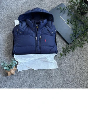 Ralph lauren jacka - Storlek 10-12 passar 146 till 156 skulle jag söga jag är 160 o sitter skapligt bra på mig oxå ! Skick 6/10 hade defekter innan men har lagats skicka till mig för mer info ! Nypris 2000kr mitt pris 499kr
