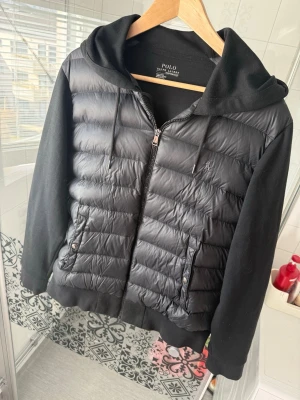 Svart Cardigan från Polo Ralph Lauren - Svart Cardigan från Polo Ralph Lauren. Nästan perfekt skick, passar bra till våren.