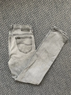 Lee jeans (rare colorway) - Säljer nu dessa sjukt snygga slim jeans från Lee i en sjukt eftertraktad colorway! Passformen är sjukt fin och jeansen passar i princip till allt🙌 Endast använda fåtalet gånger och är i princip i nyskick fortfarande🤩 Skriv vid funderingar 📲🤝