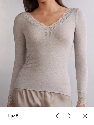 Beige spets tröja från intimissimi🤍  - snygg beige långärmad topp med v-ringning och spetsdetaljer från intimissimi, bra skick!! 