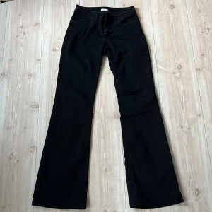 Svarta bootcut jeans från Nelly - Säljer ett par svarta bootcut jeans från Nellys egna märke! Använda en gång så iprincip nya.