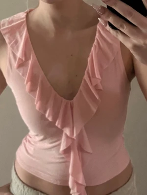 Rosa topp - Superfin rosa topp med detaljer köp på ASOS, helt ny och oanvänd bortsett från bilder. Kommer nytvättad 💕