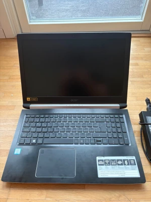 Acer Aspire 7. Kontors/gaming laptop  - Acer Aspire 7 A715-71G bärbar dator med 15,6-tums skärm i svart utförande. Datorn är utrustad med Intel Core i5-7300HQ-processor (2,5 GHz, upp till 3,5 GHz med Turbo Boost), Nvidia GeForce GTX 1050-grafikkort med 2 GB GDDR5 dedikerat VRAM, 8 GB DDR4-minne samt 1 TB lagring. Stöd för wifi 802.11ac med MIMO-teknik, Acer TrueHarmony-ljud, dubbla digitala mikrofoner och Dolby Audio Premium. Levereras med nätadapter enligt bild. Perfekt för arbete eller gaming.