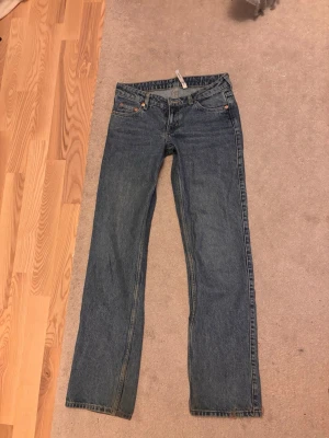 Blå raka jeans  - Klassiska blå jeans med rak passform och fem fickor. 