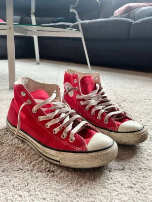 Röda Converse Chuck Taylor All Star - Converse all star röda. Bra skick! Storlek 42,5