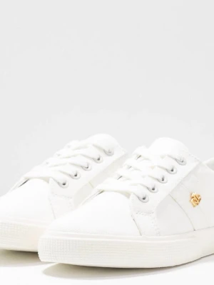 Ralph Lauren sneakears - Stilrena vita sneakers i canvas från Lauren Ralph Lauren med lågt skaft, vita snören och en liten guldfärgad logga på sidan. Klassisk design med gummisula och diskreta sömmar för en clean look. Använda 2 gånger