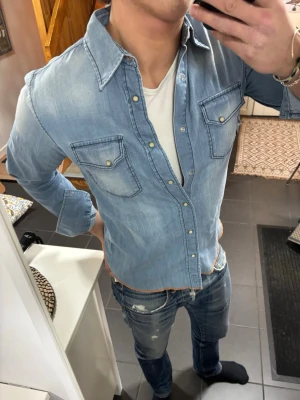 Jeansskjorta från Nudie Jeans - Jeansskjorta från Nudie Jeans i storlek M, skick 9/10. Pris 449, fraktar samma dag!