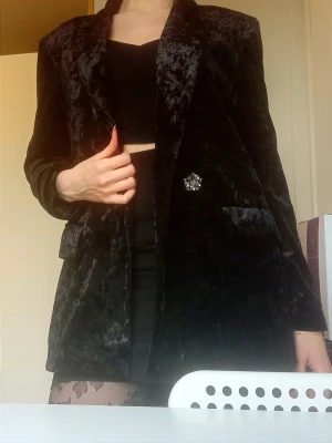 Svart sammetskavaj med pärlknappar - Silk velvet blazer with rhinestone buttons, padded shoulders and beautiful shiny finish 