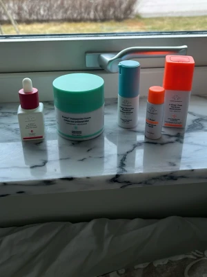Drunk elefant / skincare - Säljer olika drunk elefant produkter, andvändt 2/3 gånger allting totalt kostar 3336kr ( jag räknade från sephoras hemsida där jag köpte dem) jag säljer dem för att dem inte funkade för min hud typ.
