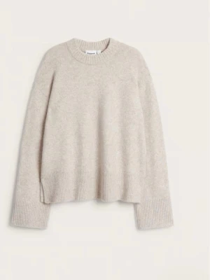 Beige stickad tröja från kapphal  - Mysig beige stickad tröja från kapphal med rund halsringning och breda ribbade muddar vid ärmslut och nederkant. Skriv för frågor, nypris 400kr.