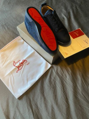 Christian Louboutin skor i storlek 42.  - Den är i storlek 42, dvs 27cm i längd och 9cm bred. Allting tillkommer på bilderna -> Dustbag kvitto och lådan med kommer. Priset är ej hugget i sten. Vid snabb affär kan priset diskuteras! 