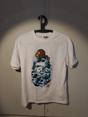 Bape tshirt  - Helt ny och oanvänd bape tröja i perfekt skick!💯  Hög kvalité, tungt och tjockt material, påse och tags medföljer🙌 Billig av en anledning (Kolla mitt plick namn), skriv vid frågor! Priset är ej hugget i sten🤝