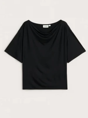 Svart topp med draperad hals - Stilren svart topp från Kappahl med draperad halsringning och korta, lösa ärmar. Tillverkad i mjukt material som ger en avslappnad men ändå chic look. Perfekt att matcha med både jeans och kjol. NY MED PRISLAPP!!