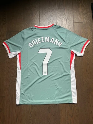 Atlético Madrid Away 24/25 - Atletico Madrid 24/25 season away kit. On the back of the shirt Griezmann with number 7. Feel free to DM to pre-order your football shirt.