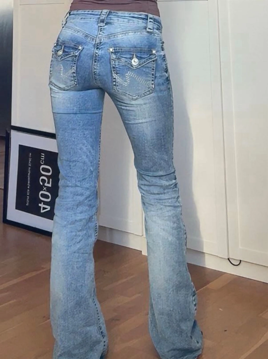 Ljusblå bootcut jeans med fickdetaljer