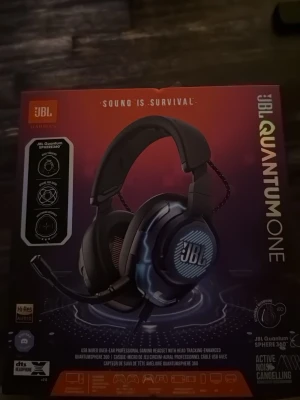 JBL Quantum One gaming headset  - JBL Quantum One är ett gaming headset med over-ear-design, svart färg och RGB-belysning. Utrustat med aktiv brusreducering, avtagbar mikrofon och USB-anslutning. Perfekt för gaming med JBL QuantumSPHERE 360 och Hi-Res Audio. Knappast använda pris kan diskuteras!!!