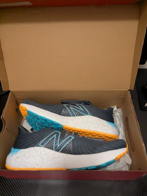 New balance fresh foam (MVNGOCD5) -     Säljer ett par helt nya skor i perfekt skick. Aldrig använda och levereras i originalkartong.  Nypris: ca 1900 kr  Mitt pris: 650 kr   Ett riktigt bra tillfälle att få ett par kvalitetsskor för en bråkdel av butikens pris.  ✔ 100% nya ✔ Originalkartong ingår ✔ Redo att skickas direkt  Kan fraktas inom hela Sverige eller så finns det Möjlighet till upphämtning i Göteborg.  Endast seriösa köpare. Skicka meddelande vid intresse eller om du vill ha fler bilder