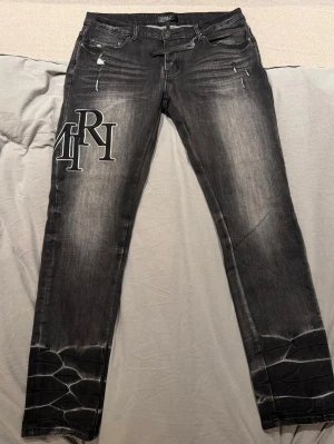 Amiri jeans  - Grå Amiri jeans, nya och oanvända med taggen på.