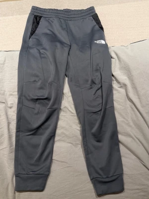 The north face byxor  - Använda enstaka gång. Säljer pga för liten för mig