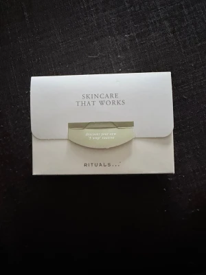 Rituals 3-stegs hudvårdsset Glow - Säljer ett 3-stegs hudvårdsset från Rituals, The Ritual of Namaste Glow. Setet innehåller rengöring, serum och ansiktskräm i små tuber, perfekt för att testa en ny hudvårdsrutin. Förpackningen är ljusbeige med guldiga detaljer och stilren design.