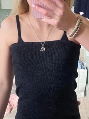 Svart super fin tube topp💞 - Super fin svart tube top, perfekt för sommaren!❤️ toppen är i one size men skulle nog säga att den är runt S/M.      Säljer pga att jag inte använder längre💌