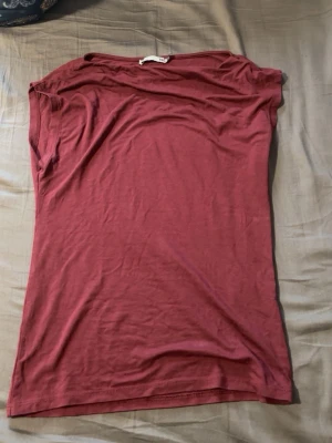 Vinröd t-shirt från Lager 157 - En enkel och stilren vinröd t-shirt från Lager 157. T-shirten har en klassisk rak passform och är tillverkad i mjuk bomull. Storlek S