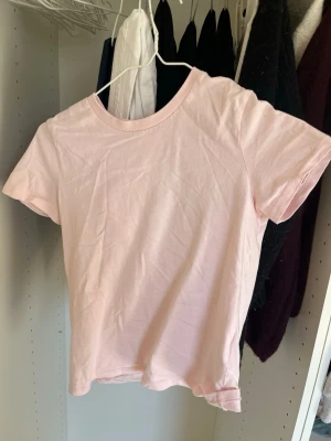 3 toppar från gina - 158/164, storlek s, storlek xs. Aldrig använda alla för 100kr annars 50kr/st