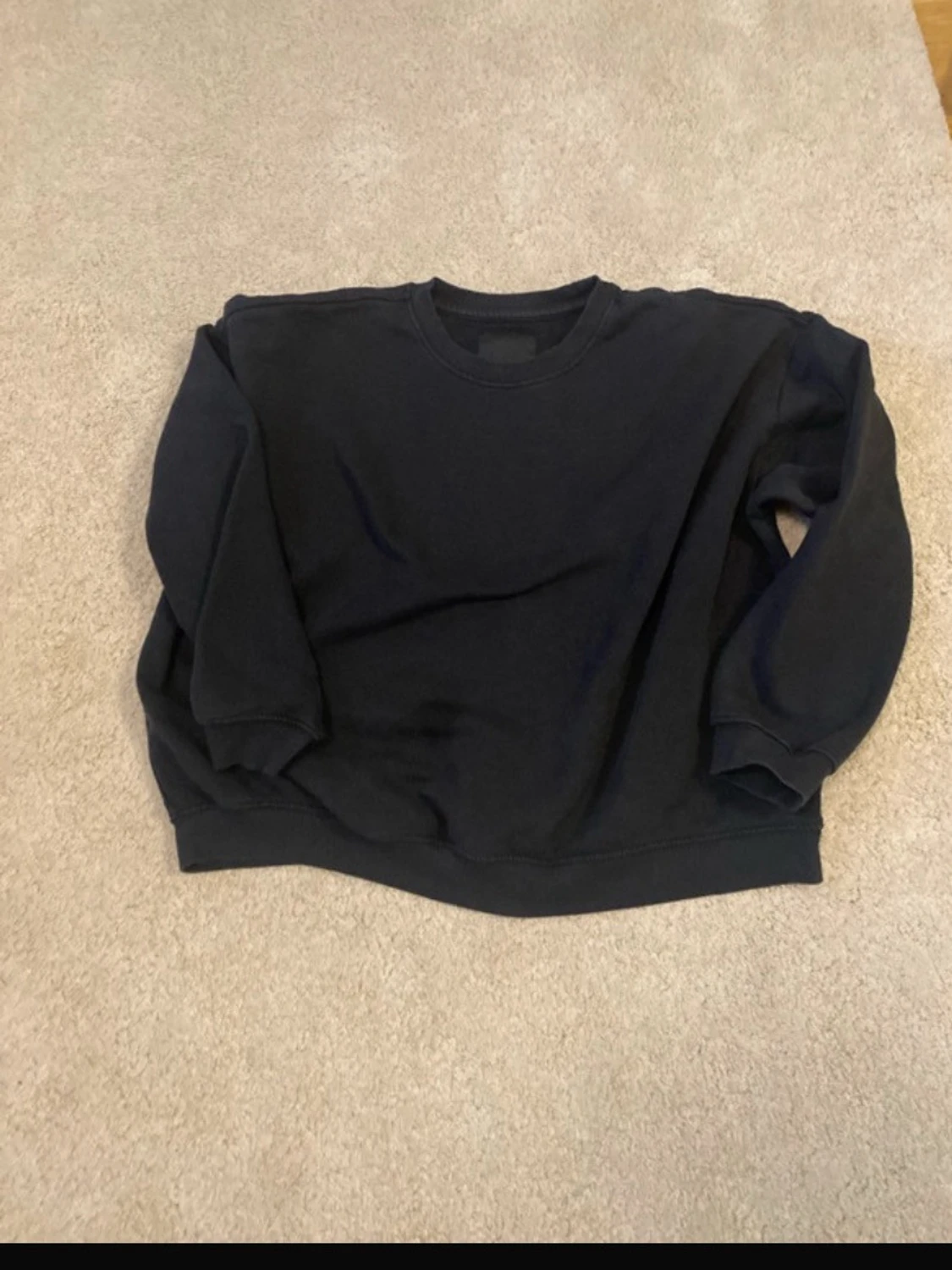 Svart och vinröd crewneck sweatshirt - 1