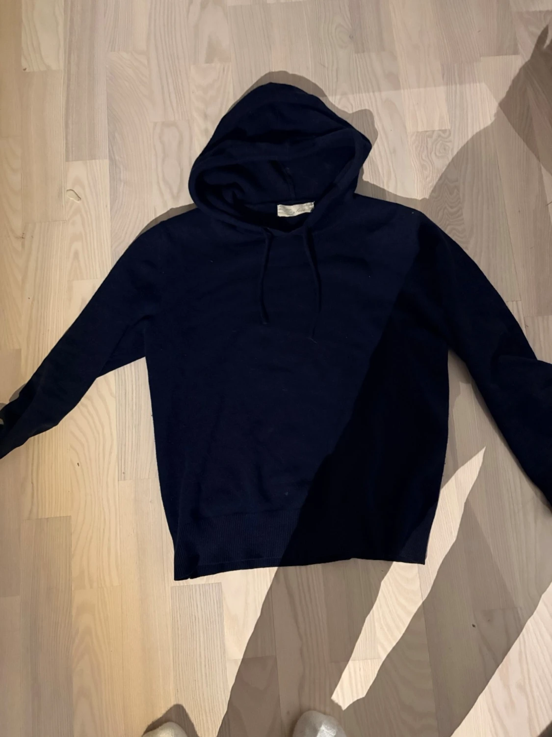 Mörkblå kashmir hoodie från sayless