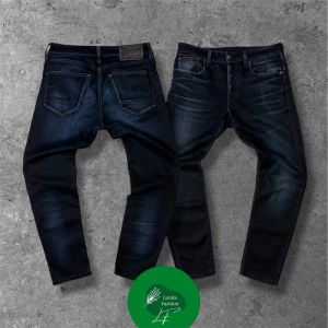 G-Star jeans slim fit - Säljer dessa marinblå jeansen från G-Star | W30 L32 | modell: 3301, slim fit | skick: 7,5/10, några slitage som syns på bilderna | Hör av er vid frågor, pris kan diskuteras vid snabb affär! 🤝