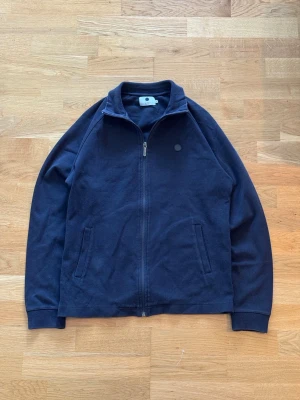 NN07 Zip Tröja - Säljer en riktigt snygg zip tröja ifrån NN07. Storleken på tröjan är S. Perfekta till vardagslooken och passar till det mesta. Säljs för 148kr pga att jag inte får användning av den och nypris är 1200kr! ☺️