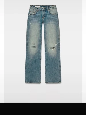 Blå raka slitna jeans -  Säljer ett par skit snygga Zara jeans, Helt nya med prislapp då de inte har kommit till användning. Vid snabbt köp eller köpa flera varor kan pris absolut diskuteras!!!❤️❤️