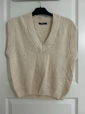 Väst - Från Gina tricot, använd endast få gånger 