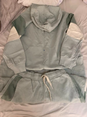 Mjukis sett - Man får både byxorna och tröjan för priset! Så bekväma!! Tröjan/hoodien är i storlek 158/164 och byxorna är i 158.