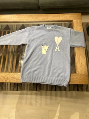 Ljusblå stickad tröja från Ami - Ljusblå stickad tröja från ami, storlek M. Mycket bra skick utan några som helst defekter. 