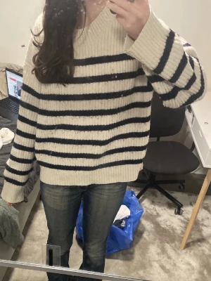 Stickade tröjor - Säljer alla för tillsammans för 150kr och 50krstyck. Bild 1 är storlek m. Bild 2 är storlek s. Bild 3 är storlek xs. 