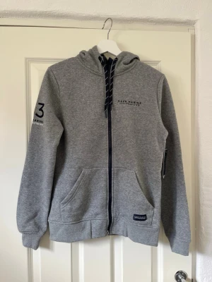 Race Marine - Snygg grå hoodie med dragkedja från Race Marine (stadium). Perfekt för en bekväm och skön look. Den är helt ny, aldrig använd med prislappen kvar. 