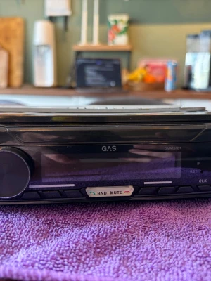 GAS bilstereo GMA151BT svart - Säljer en GAS bilstereo modell GMA151BT i svart med digital display och flera knappar på fronten. Stereon har en klassisk rektangulär form och är tillverkad i metall och plast. Perfekt för dig som vill uppgradera ljudsystemet i bilen.