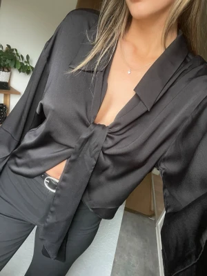 Svart knytblus med krage - Säljer en superfin blus!!