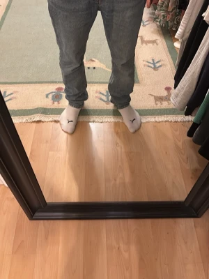 Levi's jeans - Säljer ett par blå Levis jeans i strl W29 och L30 med rak passform och normal midja. Jeansen har klassisk femficksdesign och är tillverkade i denim. Perfekta för en avslappnad och stilren look. De är helt nya men har tyvärr inte kvar kartongen eller kvittot då de har används typ 2ggr. Säljer dem för 70kr. Hör av er vid frågor!!