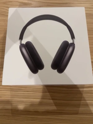 Apple AirPods Max Svart - Snygga Apple AirPods Max i svart med over-ear design och mjuka öronkuddar. Bygeln är vadderad och bågen i metall ger en exklusiv känsla. Hörlurarna har en modern och stilren look, perfekt för dig som vill ha grymt ljud och cool design.   Kvitto finns!