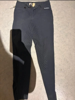 Ridbyxor ifrån domino - Använda fåtal gånger obs! Några fläckar här och där som ej går bort 