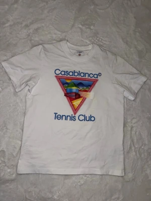 Casablanca T-Shirt - Casablanca Tennis Club Icon T-Shirt, storlek XS. Som ny då den bara har testats hemma. Köpt ifrån Miinto, kvitto finns. Hör av er vid intresse!😁