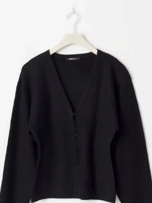 Svart kofta med v-ringning från Gina tricot  - Svart tröja från Gina tricot i jättebra skick, skriv för frågor eller bilder.