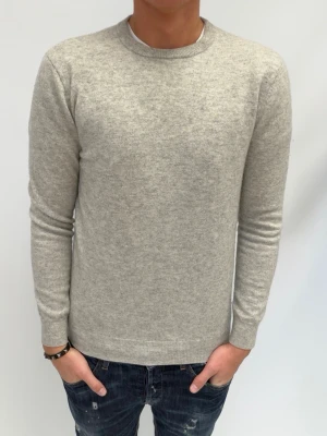 John Henric Kashmir Crewneck - Säker nu denna riktigt goa John Henric Kashmir Crewneck tröjan som är riktigt go nu till våren 