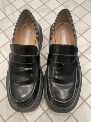 Loafers äkta skinn - Snygga loafers som har äkta skinn!💕Använd 2-3 gånger och dom är supersköna att gå i och väldigt trendiga💕