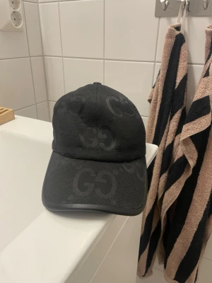 Svart Keps - Säljer nu denna feta kepsen perfekt inför sommaren!