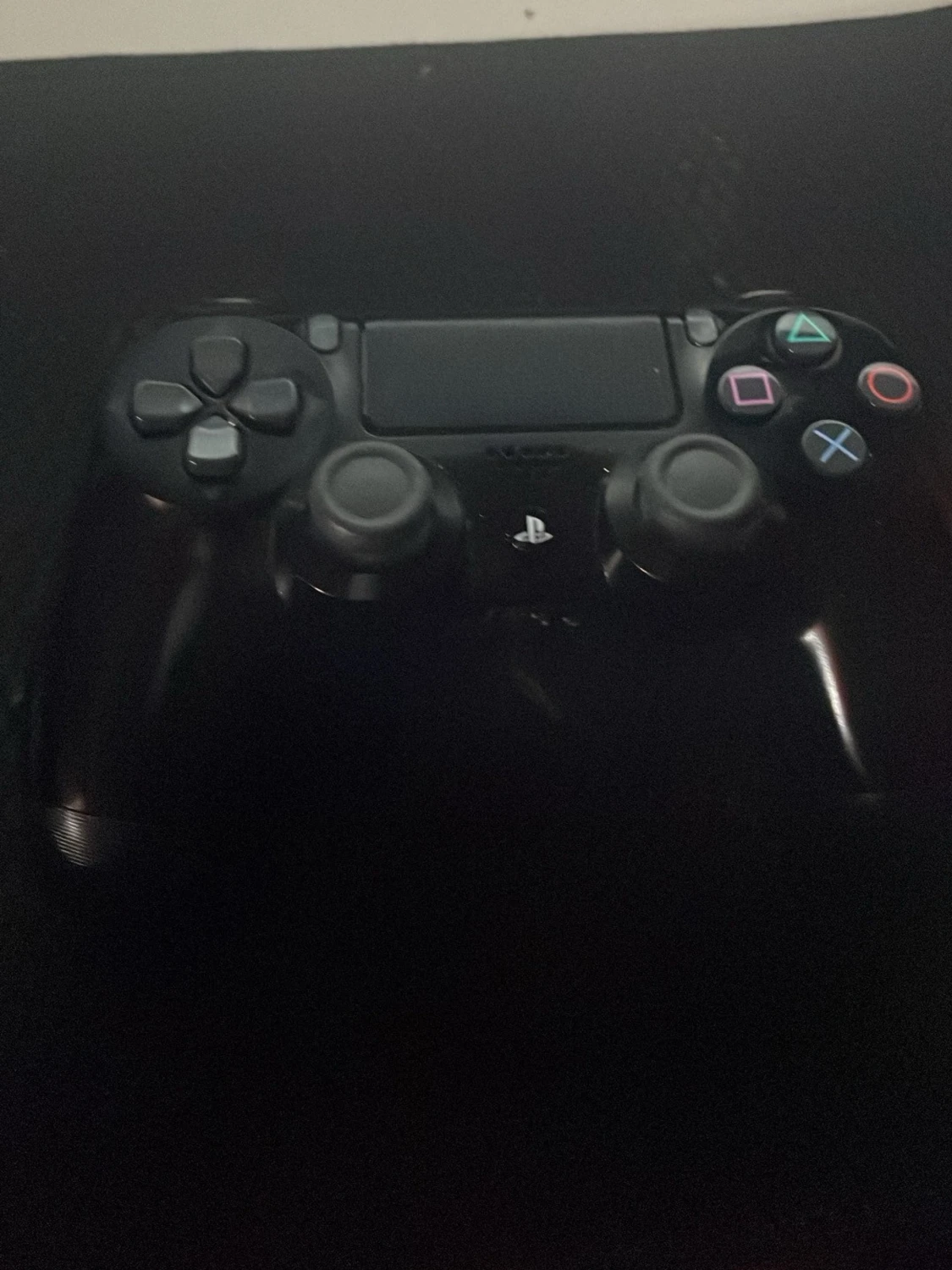 Svart PlayStation 4 DualShock kontroll